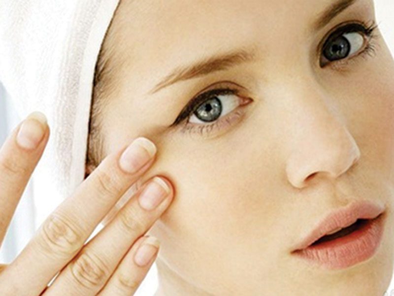 Chăm sóc da sau tuổi 40 bằng cách dưỡng ẩm phần mắt