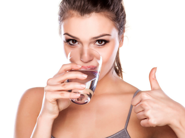Chăm sóc da sau tuổi 40 bằng việc uống đủ nước