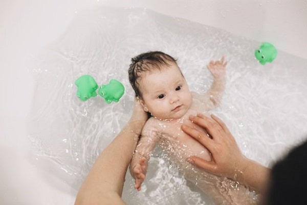 cách giữ ấm cho trẻ sơ sinh vào mùa đông khi tắm