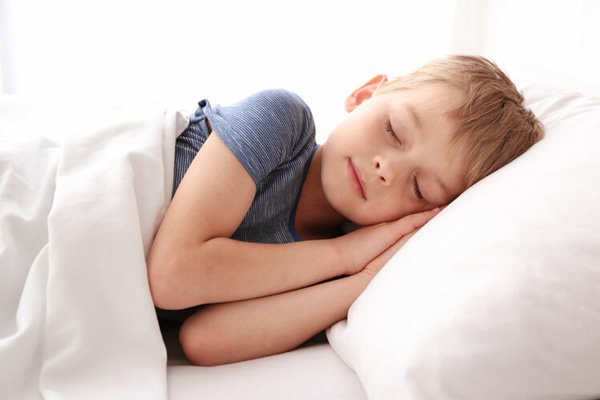 ngủ đúng giờ tăng đề kháng cho bé