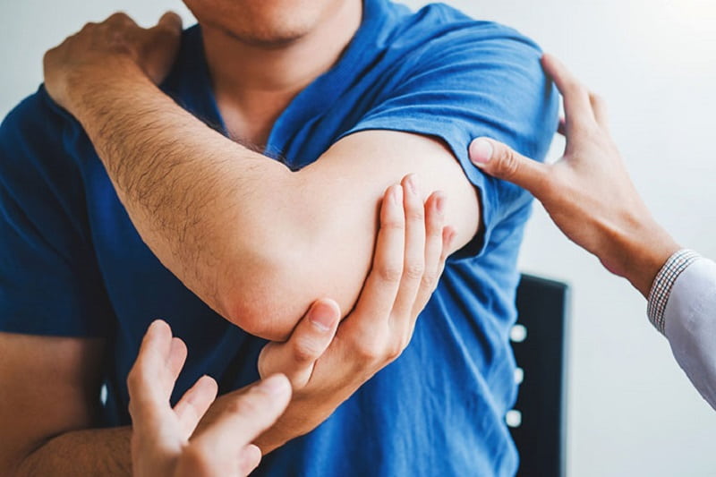 Gãy xương cánh tay: Nguyên nhân, triệu chứng & cách điều trị